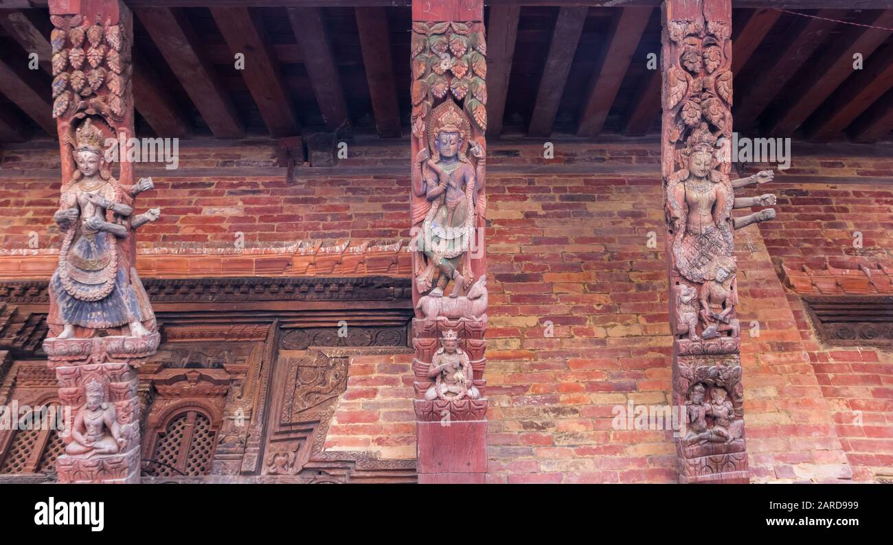 Piliers avec sculpture religieuse de bois dans le temple Sundari Chowk à Patan, au Népal Banque D'Images