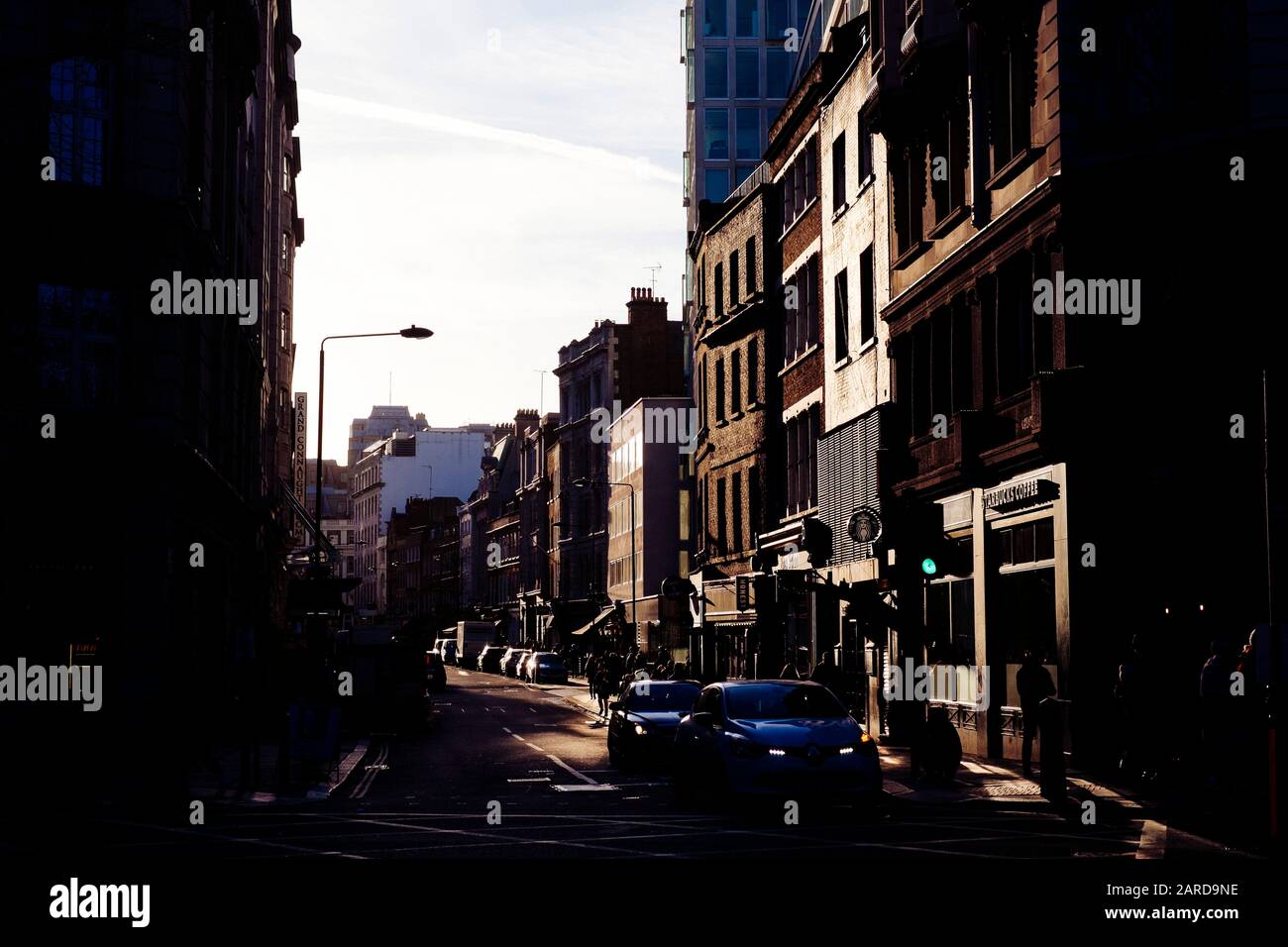 Great Queen Street, Londres, en plein soleil de fin d'après-midi Banque D'Images