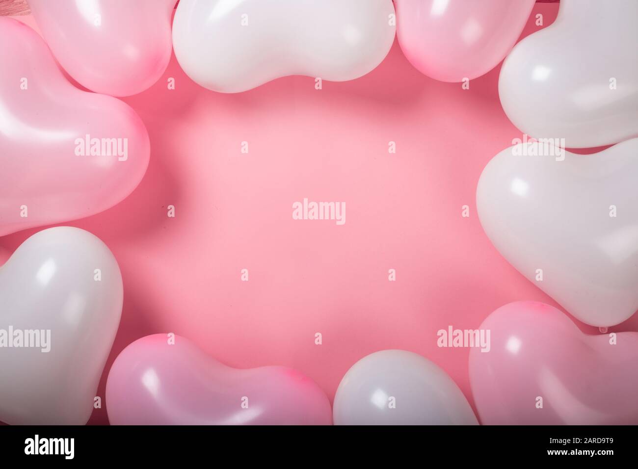 De nombreux messages d'Happy valentines day rose et blanche en forme de coeur fond de ballons border frame télévision coucha avec copie espace pour le texte Banque D'Images