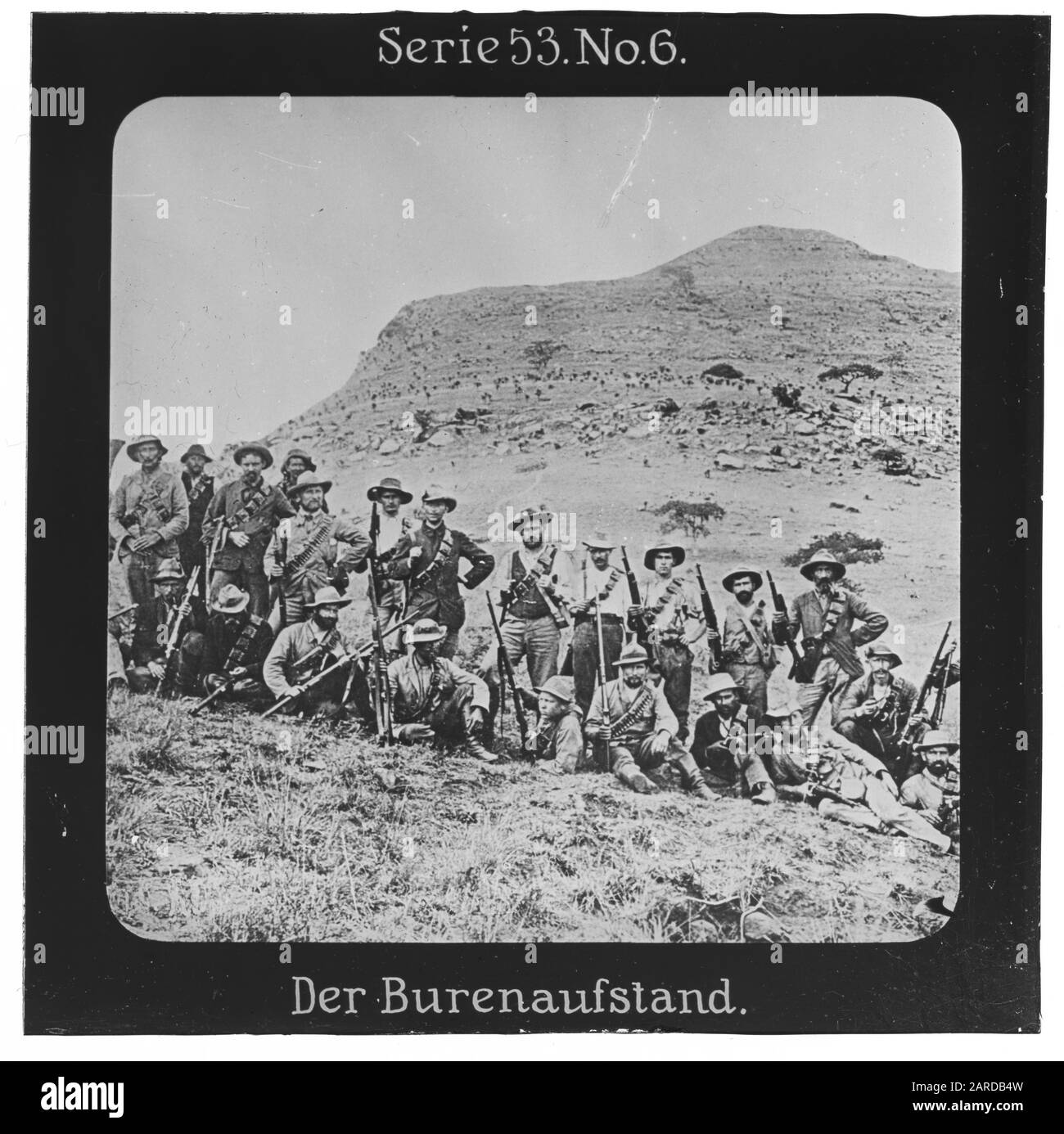 Projection Für Alle: Weltkrieg Serie 53 Kolonial-, See- Und Landkämpfe No. 6. Der Burenaufstand. - Die Firma „projection für Alle“ wurde 1905 von Max Skladanowsky (1861-1939) gegründet. Sie produzierte bis 1928 FAST 100 Serien zu je 24 Glassdias im format 8,3 x 8,3 cm im sog. Bromsilber-Gelatin-Trockenplatten Verfahren. Die Serien umfasten vor allem Städte, Länder, Landschaften aber auch Märchen und Sagen, das Alte Testament und den Ersten Weltkrieg. Banque D'Images