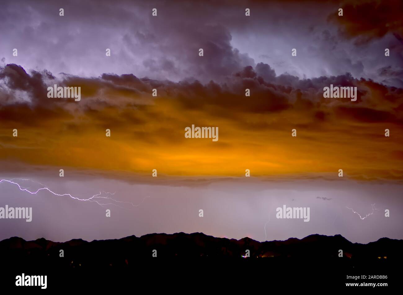 Une tempête de foudre de novembre en Arizona avec une partie de la tempête qui brille comme la lave en fusion d'un volcan. Banque D'Images