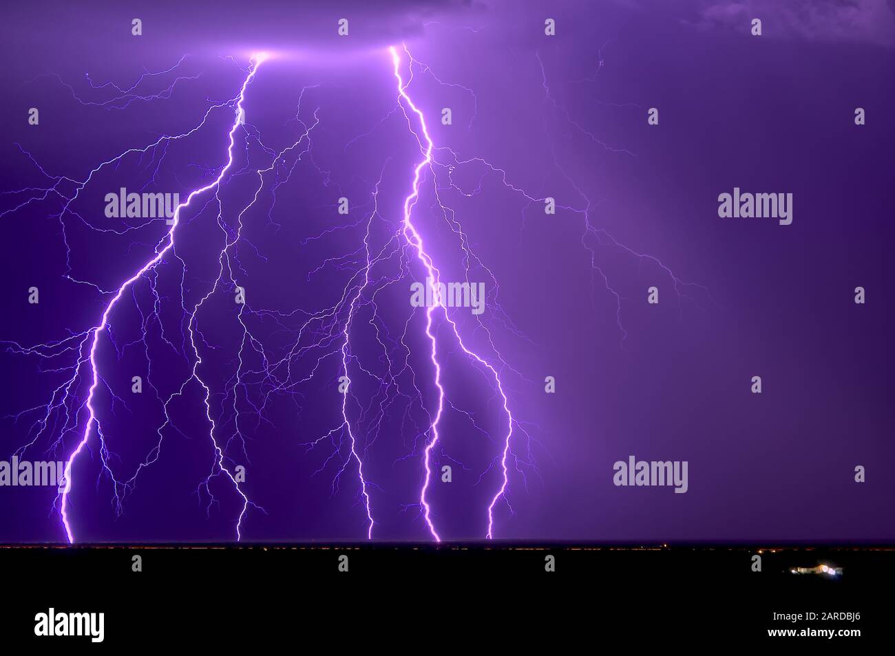 Un éclairage monstrueux près de la ville éloignée de Tonopah Arizona pendant la saison de Monsoon. La maison seule au premier plan est là pour présenter Banque D'Images
