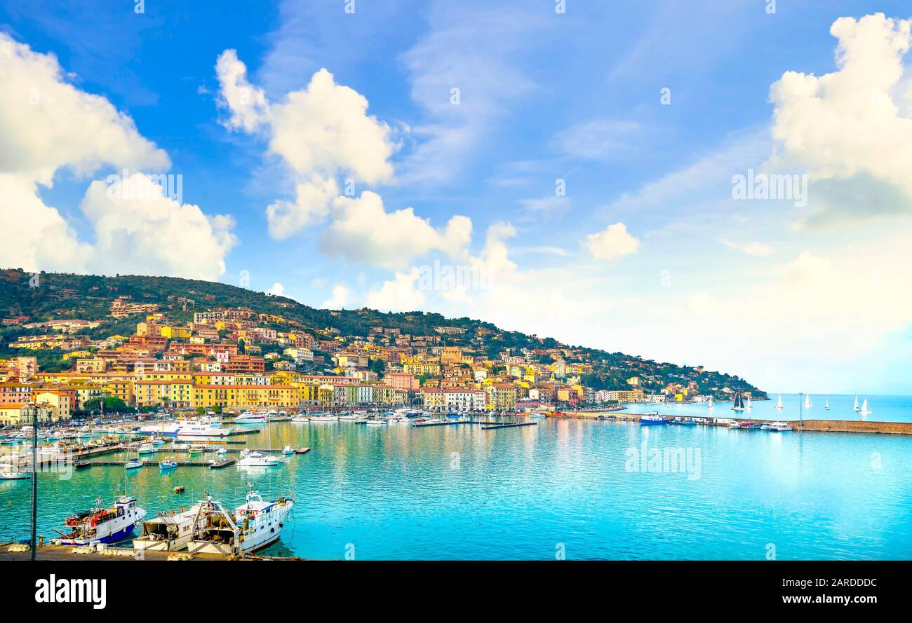 Village de Porto Santo Stefano, vue sur le port, destination touristique italienne. Monte Argentario, Toscane, Italie. Banque D'Images