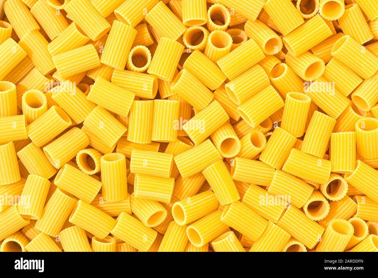 Italien Macaroni Pasta demi-manches rayé de la nourriture brute fond ou texture gros plan Banque D'Images