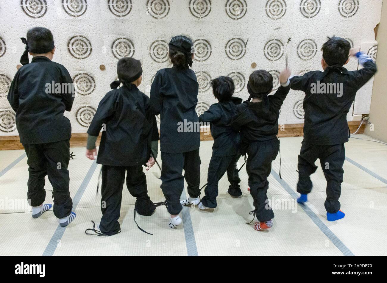 Les enfants qui pratiquent la Star jettent à l'école de formation t Ninja, Kyoto, Japon Banque D'Images