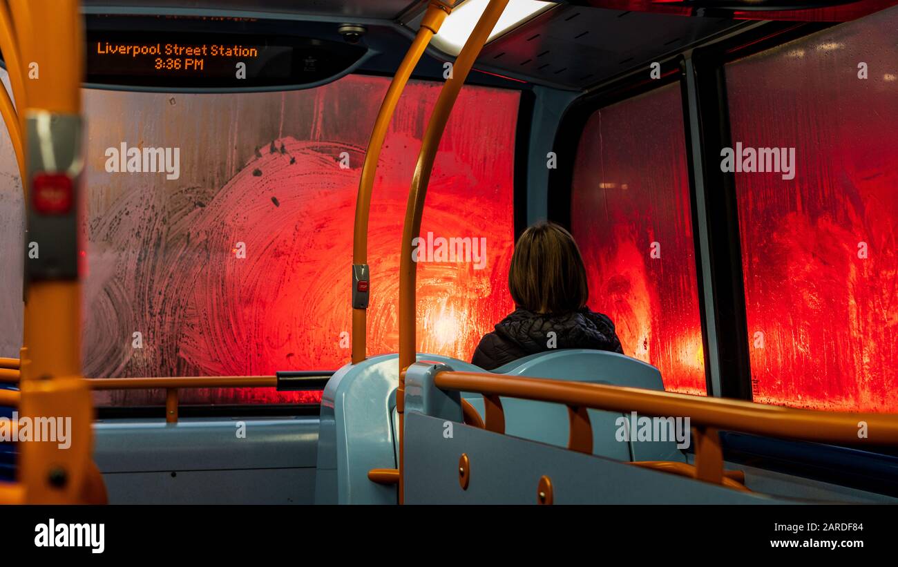 Pluie De La Terrasse Supérieure Du Bus De Londres. Par temps pluvieux, les feux de circulation rouges sont diffusés par les fenêtres humides d'un nouveau bus Routemaster dans le centre de Londres Banque D'Images