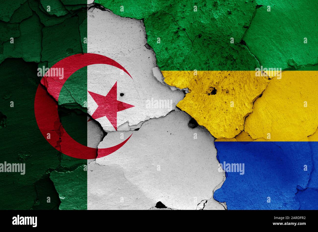 Drapeaux de l'Algérie et du Gabon peints sur un mur fissuré Banque D'Images