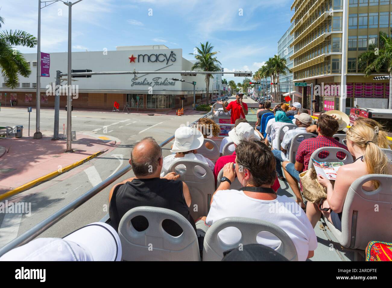 Vue sur Macy's depuis l'autobus à toit ouvert, South Beach, Miami, Floride, États-Unis d'Amérique, Amérique du Nord Banque D'Images Vue sur Macy's depuis l'autobus à toit ouvert, South Beach, Miami, Floride, États-Unis d'Amérique, Amérique du Nord Banque D'Images