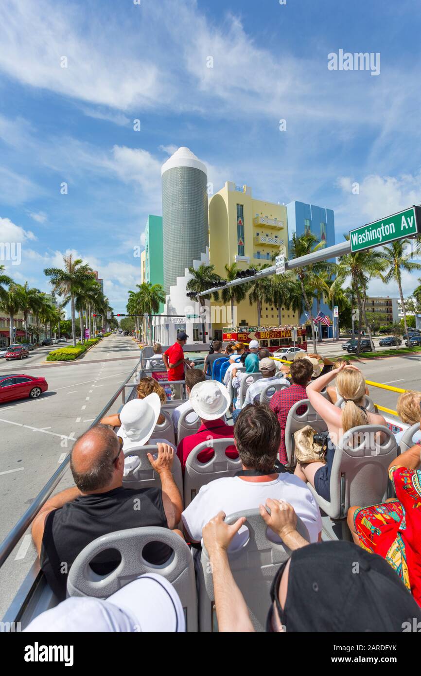 Vue sur les bâtiments de Washington Avenue depuis l'autobus à toit ouvert, South Beach, Miami, Floride, États-Unis d'Amérique, Amérique du Nord Banque D'Images Vue sur les bâtiments de Washington Avenue depuis l'autobus à toit ouvert, South Beach, Miami, Floride, États-Unis d'Amérique, Amérique du Nord Banque D'Images