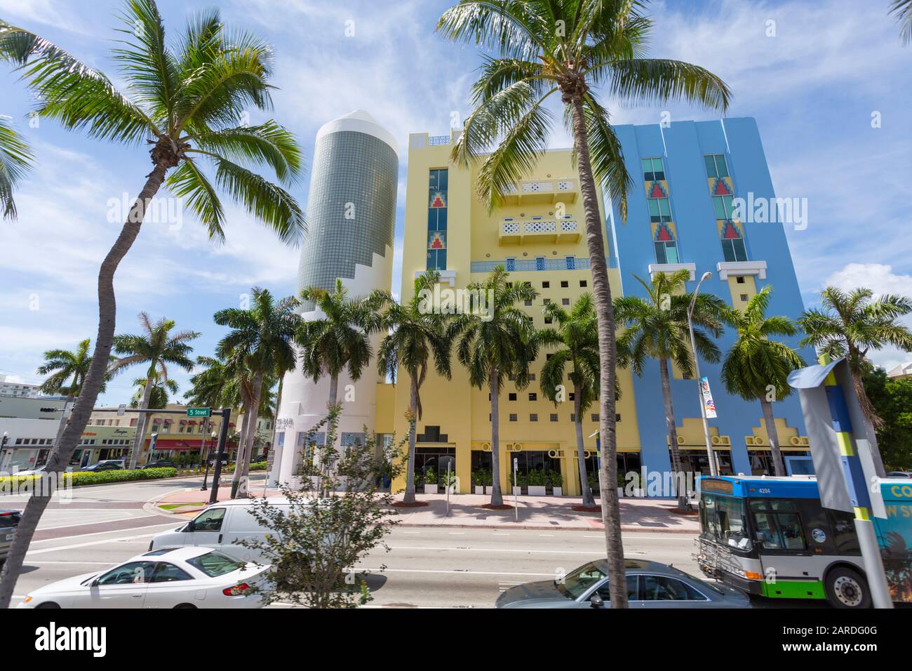 Vue sur les bâtiments de la 5ème rue et de l'avenue Washington, South Beach, Miami, Floride, États-Unis d'Amérique, Amérique du Nord Banque D'Images Vue sur les bâtiments de la 5ème rue et de l'avenue Washington, South Beach, Miami, Floride, États-Unis d'Amérique, Amérique du Nord Banque D'Images