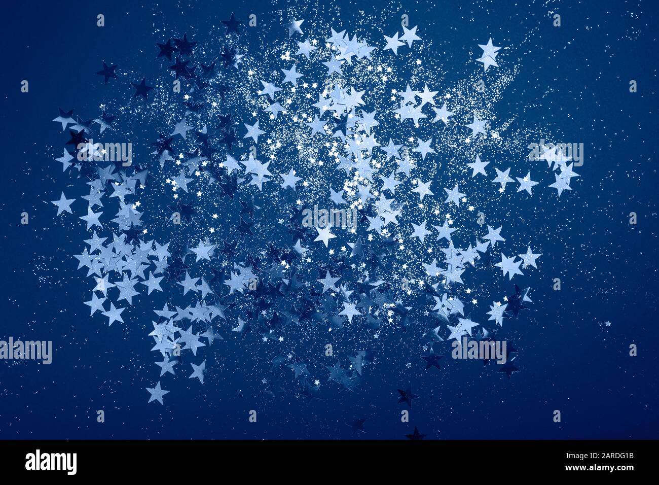 Fond étincelant avec des étoiles de couleur bleu classique 2020. Couleur de l'année 2020 Banque D'Images