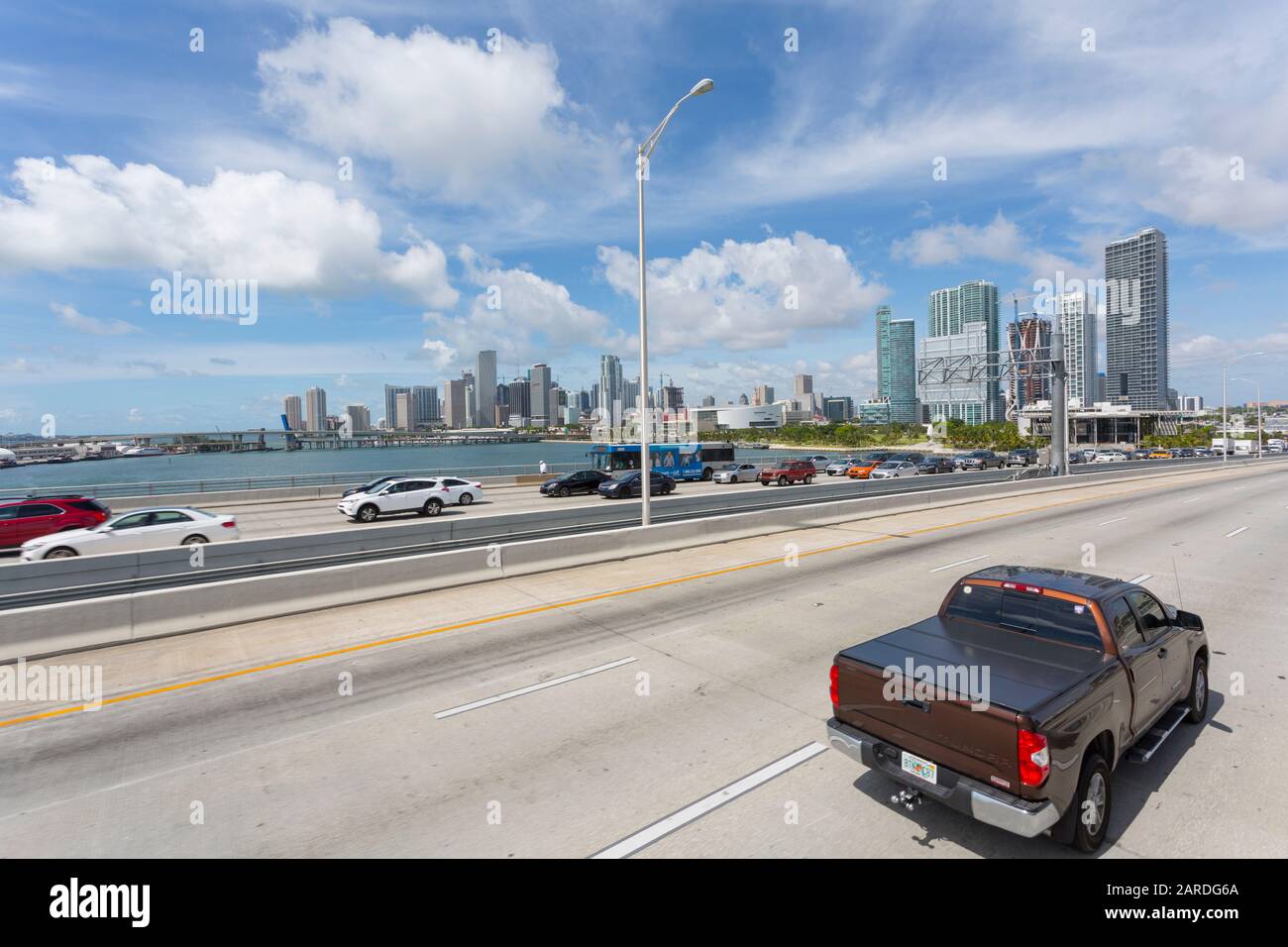 Vue sur MacArthurs Causeway et le centre-ville de Miami depuis l'autobus à toit ouvert, South Beach, Miami, Floride, États-Unis d'Amérique, Amérique du Nord Banque D'Images Vue sur MacArthurs Causeway et le centre-ville de Miami depuis l'autobus à toit ouvert, South Beach, Miami, Floride, États-Unis d'Amérique, Amérique du Nord Banque D'Images