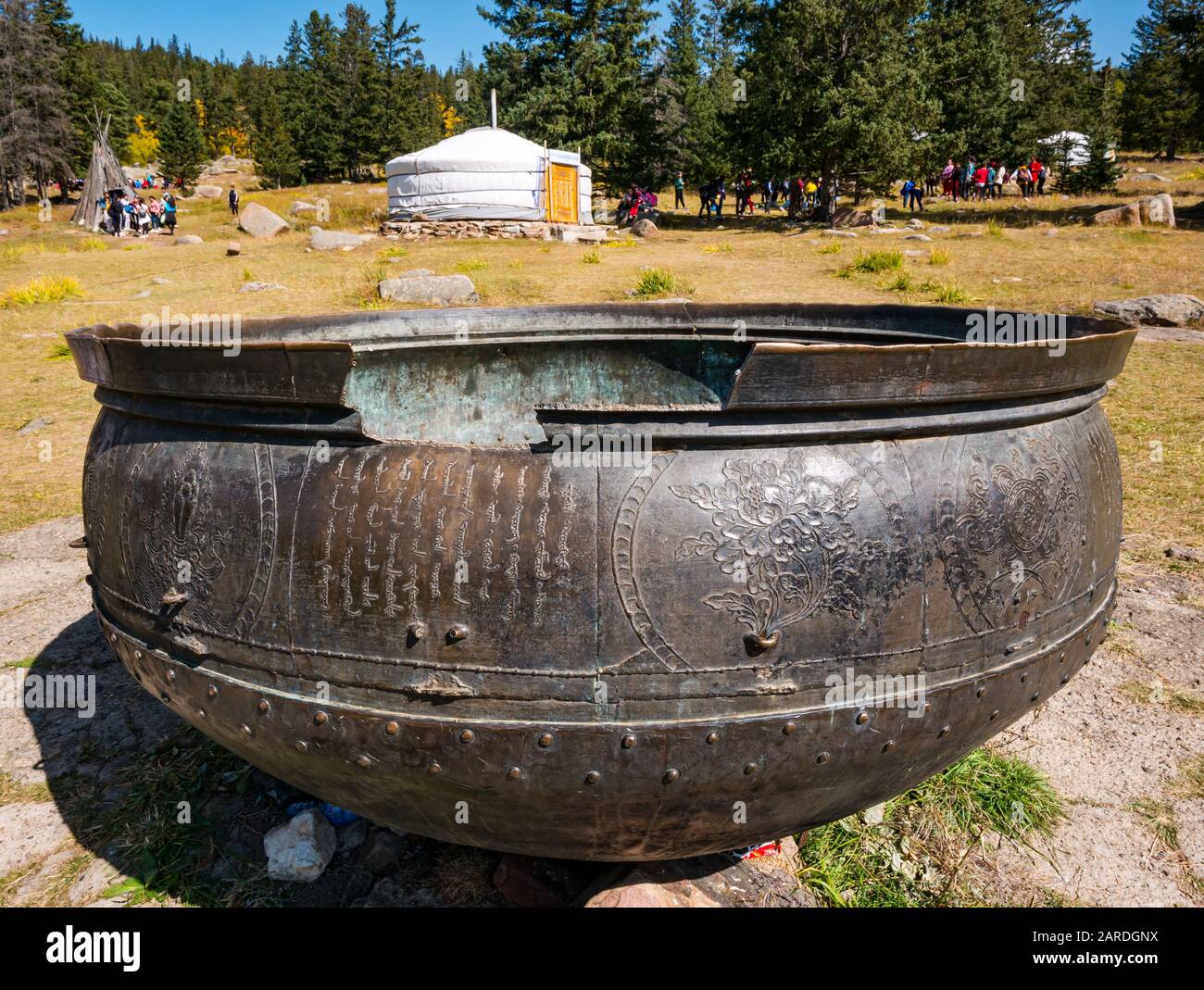 Chaudron de bronze du XVIIIe siècle utilisé pour cuisiner de la nourriture pour les pèlerins, Monastère de Manzushir Khiid, Mongolie Banque D'Images