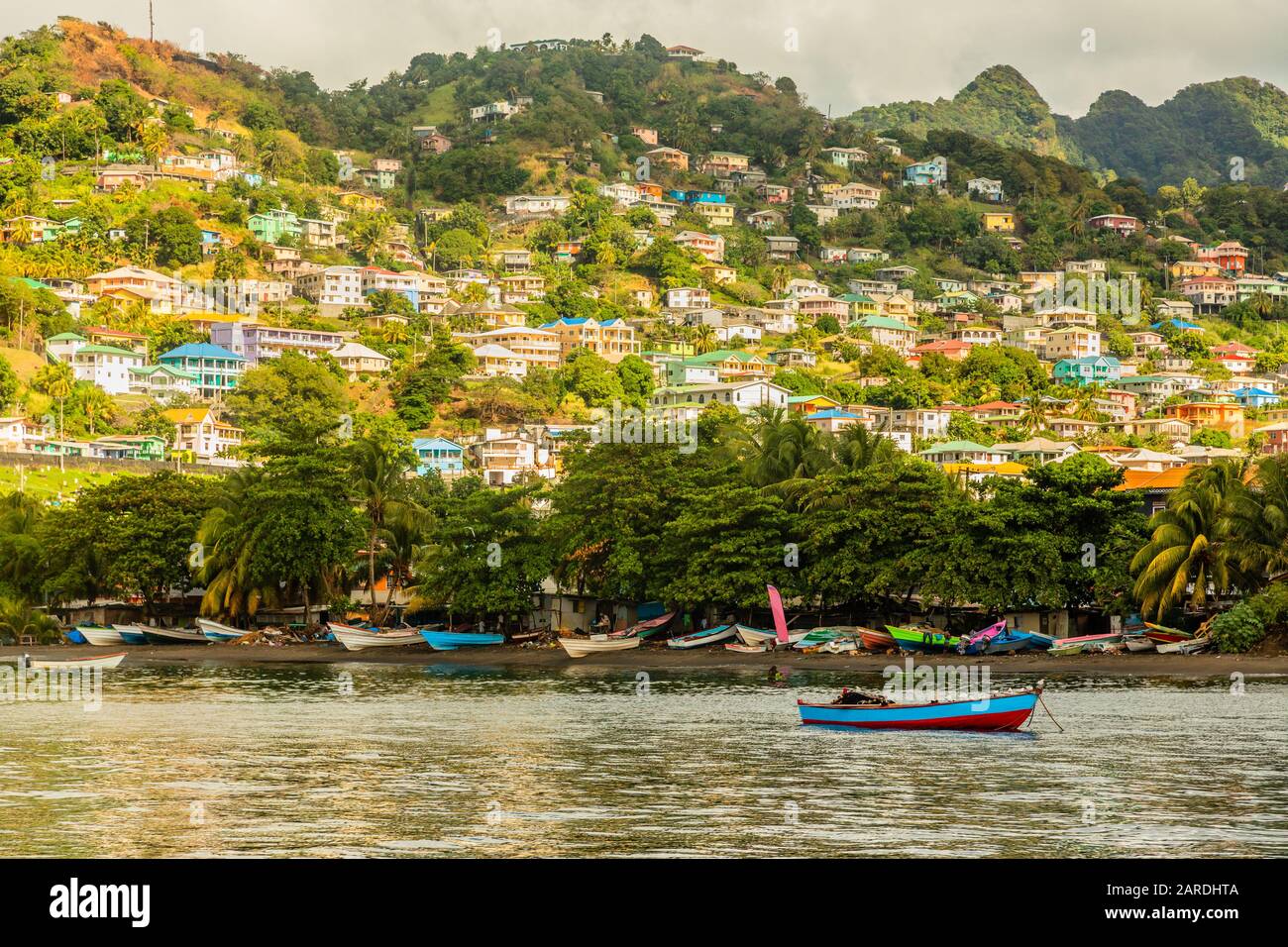 Côte pleine de bateaux avec beaucoup de maisons vivantes sur la colline, Kingstown, Saint Vincent et les Grenadines Banque D'Images