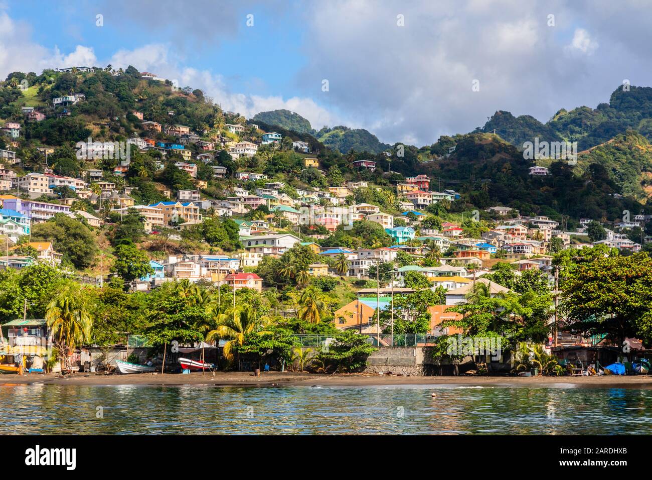 Côte pleine de bateaux avec beaucoup de maisons vivantes sur la colline, Kingstown, Saint Vincent et les Grenadines Banque D'Images