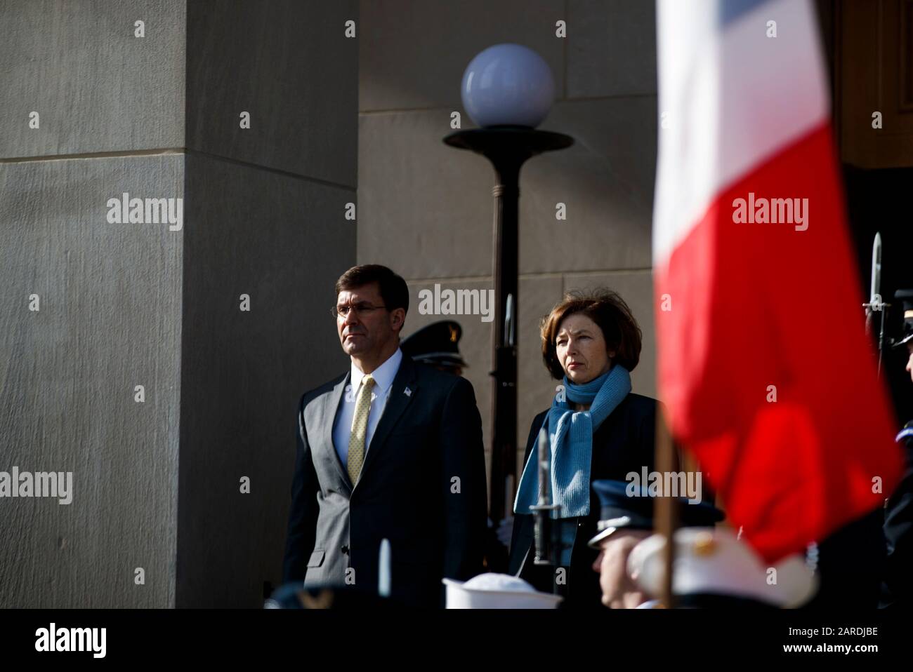 (200127) -- ARLINGTON (États-Unis), 27 janvier 2020 (Xinhua) -- le secrétaire américain à la Défense Mark Esper (L) accueille le ministre français des Forces armées Florence Parly au Pentagone à Arlington, en Virginie, aux États-Unis, le 27 janvier 2020. (Photo De Ting Shen/Xinhua) Banque D'Images