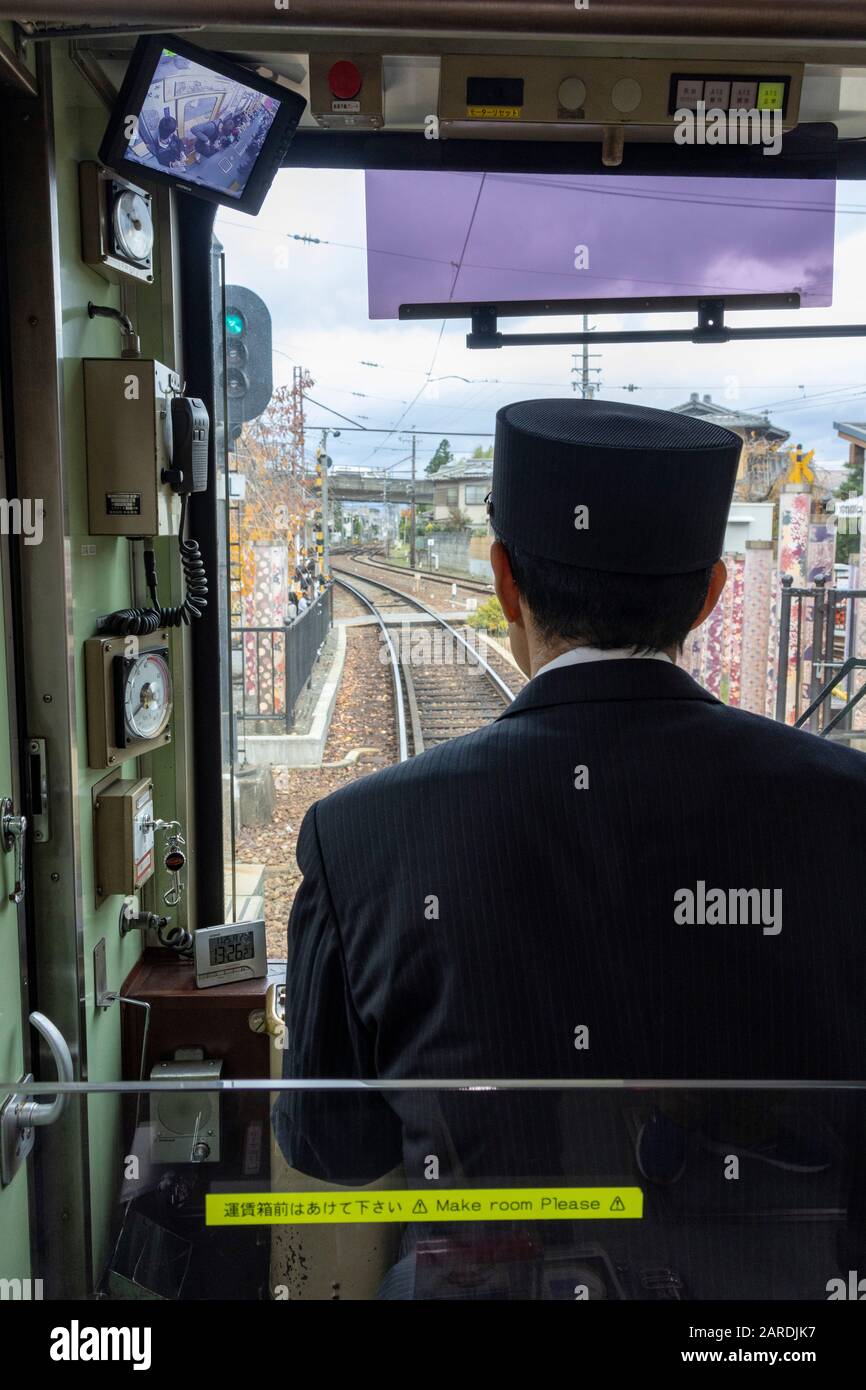 Chauffeur de tramway sur le tramway Randen sur la ligne Kyoto Arashiyama, Kyoto, Japon Banque D'Images