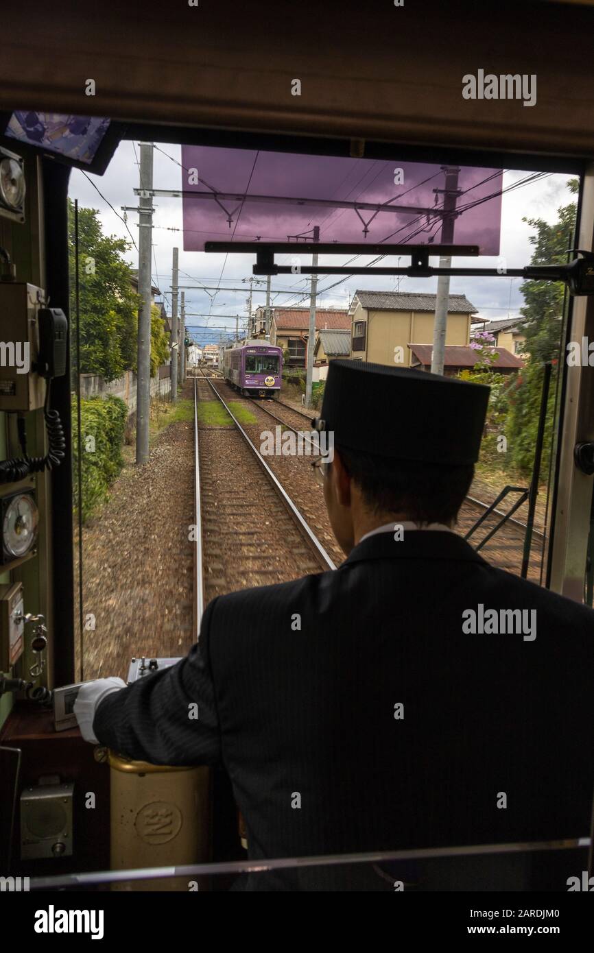 Chauffeur de tramway sur le tramway Randen sur la ligne Kyoto Arashiyama, Kyoto, Japon Banque D'Images