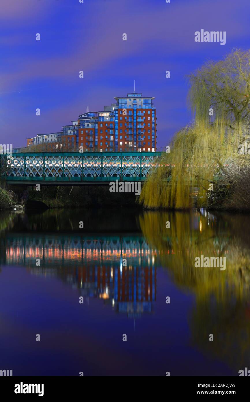 Réflexions sur la rivière aire de l'île de la ville dans le centre-ville de Leeds Banque D'Images