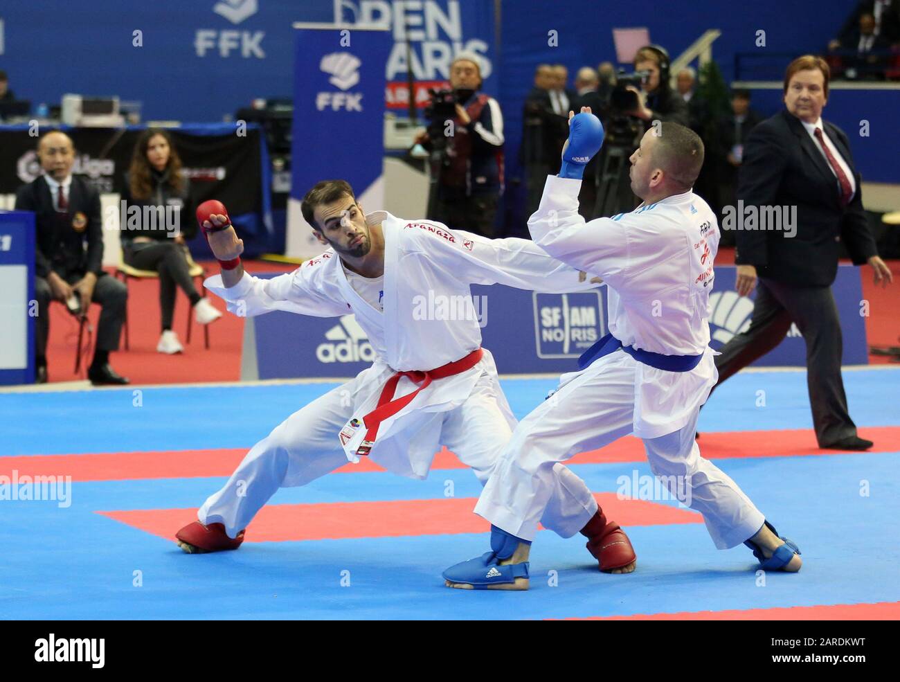 Paris, France . 26 janvier 2020. Ghoncheh Asgari (Iran) contre Logan Da Costa (France) dans la finale du Kumite masculin -75 kg (crédit photo : Mickael Chavet/Alay Live News Banque D'Images