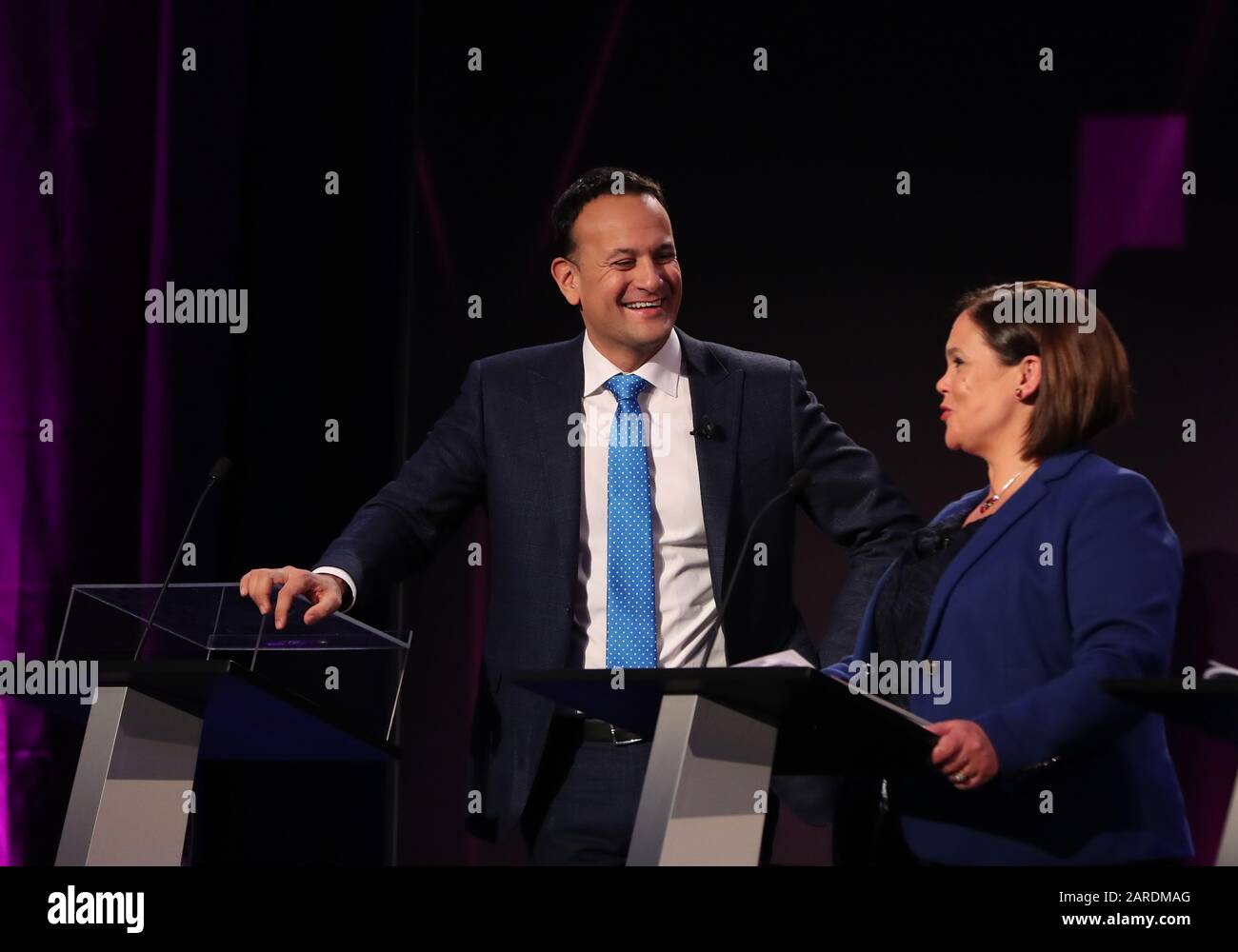 Le chef de Fine Gael, Taoiseach Leo Varadkar et le chef de Sinn Fein Mary Lou McDonald, discutent ensemble lors d'une pause dans le débat des dirigeants de RTE à l'Université nationale d'Irlande Galway (NUIG) à Galway, en Irlande. Banque D'Images