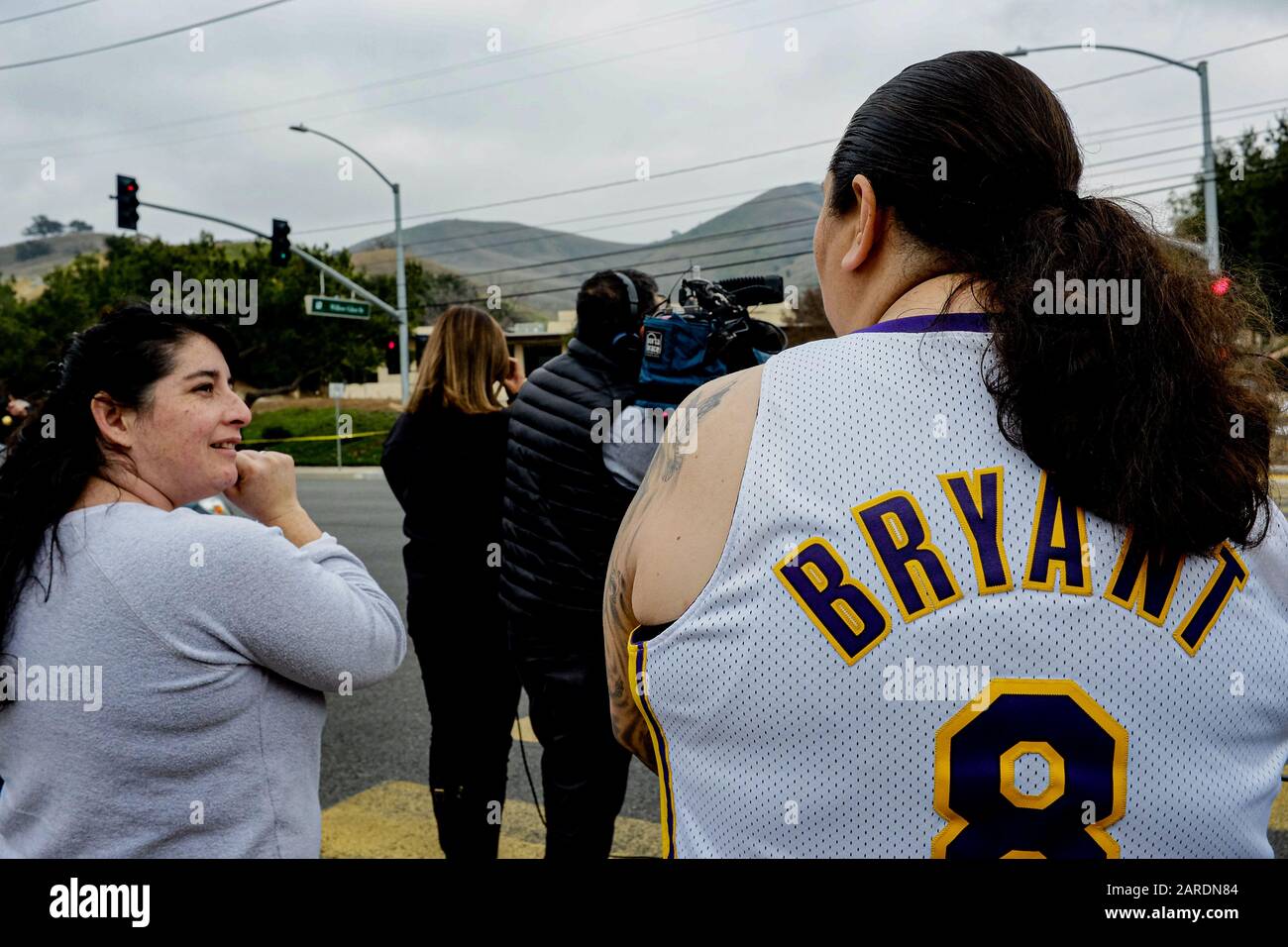 Calabasas, Californie, États-Unis. 26 janvier 2020. Les fans de Laker se rassemblent près du site de l'hélicoptère qui a tué neuf personnes, dont la Star de basket-ball à la retraite Kobe Bryant et l'une de ses filles. Crédit : Jason Ryan/Zuma Wire/Alay Live News Banque D'Images