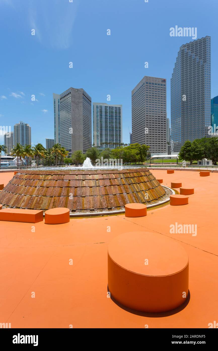 Bayfront Park et gratte-ciel de la ville dans le centre-ville, Miami, Floride, États-Unis d'Amérique, Amérique du Nord Banque D'Images