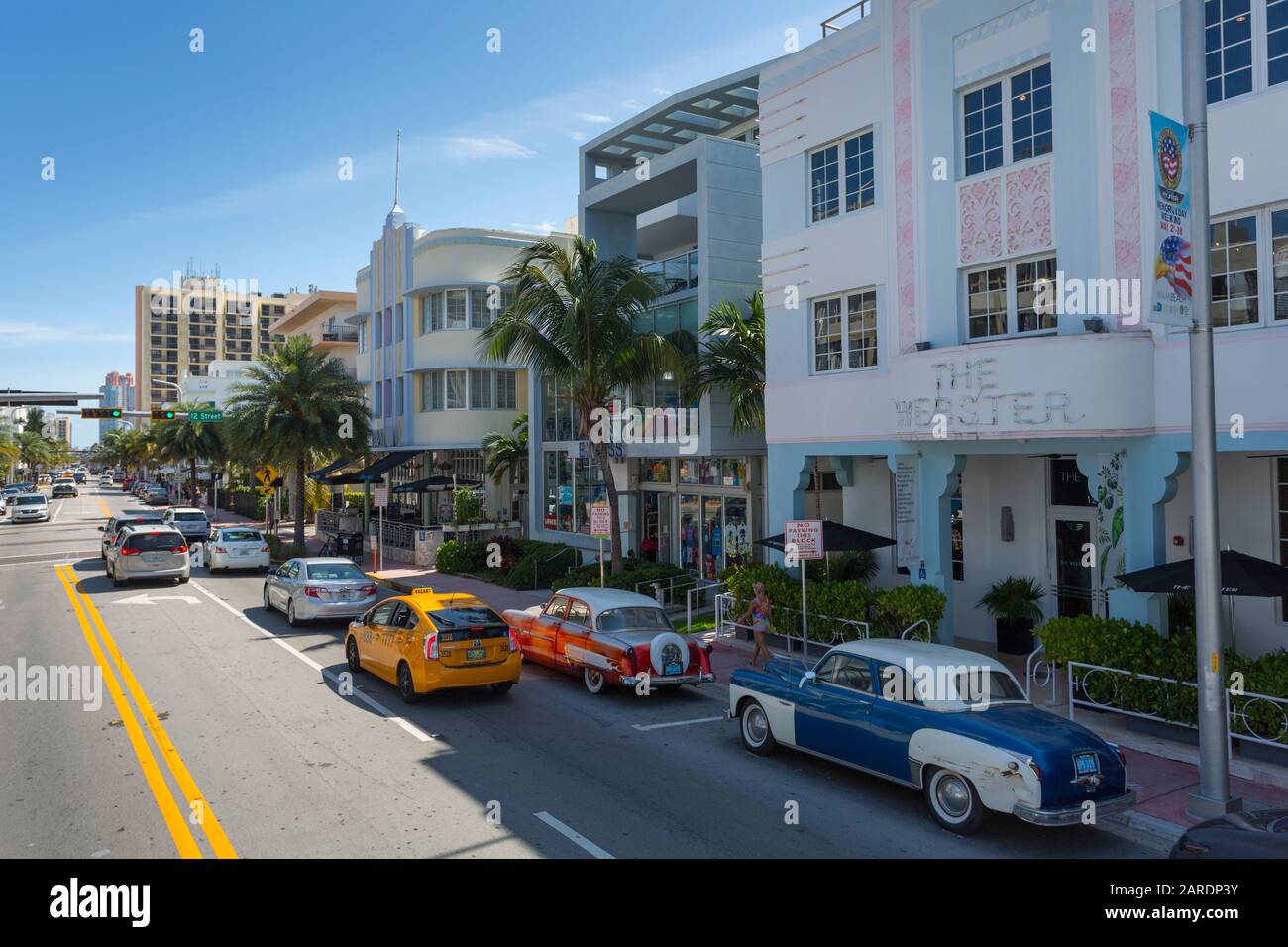 Vue élevée sur Washington Avenue de voitures anciennes, South Beach, Miami, Floride, États-Unis d'Amérique, Amérique du Nord Banque D'Images Vue élevée sur Washington Avenue de voitures anciennes, South Beach, Miami, Floride, États-Unis d'Amérique, Amérique du Nord Banque D'Images