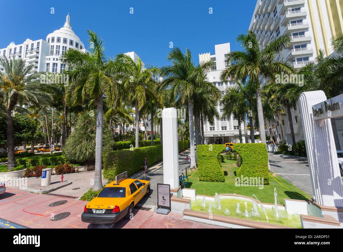 Vue imprenable sur l'entrée du Royal Palm et le taxi jaune, South Beach, Miami, Floride, États-Unis d'Amérique, Amérique du Nord Banque D'Images Vue imprenable sur l'entrée du Royal Palm et le taxi jaune, South Beach, Miami, Floride, États-Unis d'Amérique, Amérique du Nord Banque D'Images