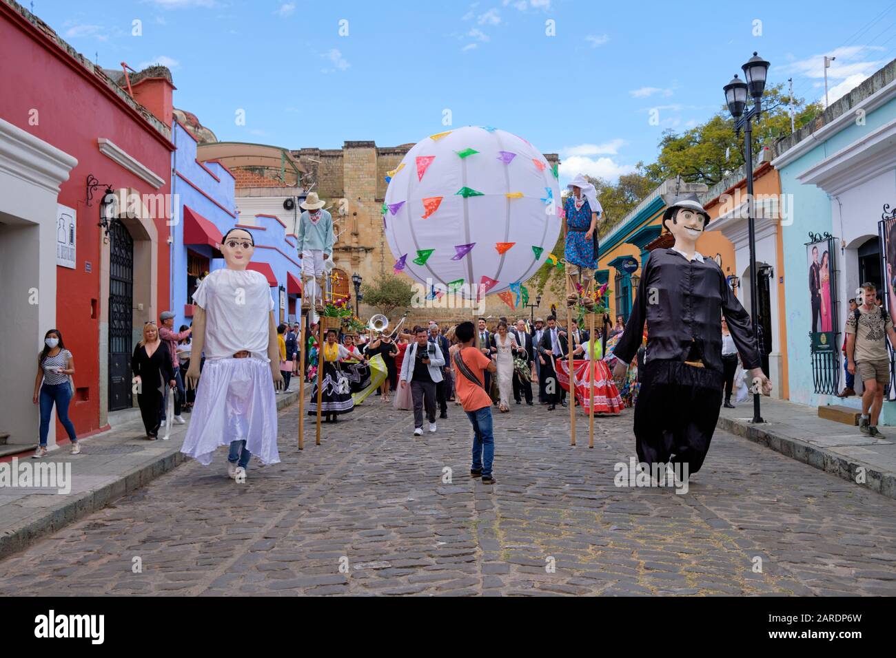 Défilé de mariage traditionnel (Calenda de Bodas) dans les rues d'Oaxaca conduit par des marionnettes représentant la mariée et le marié. Banque D'Images