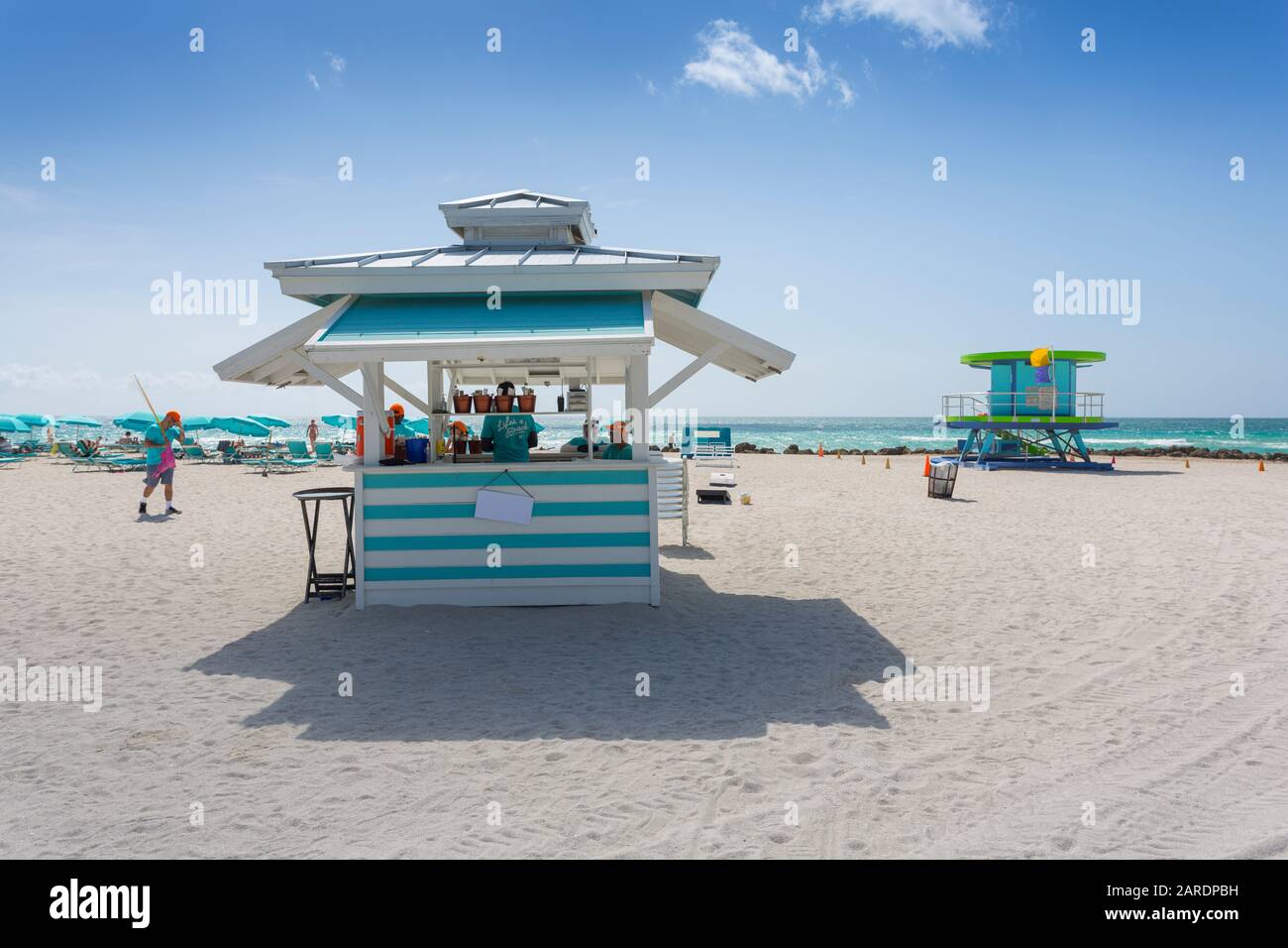 Beach Bar Et Tour De Surveillance De Lifeguard Sur South Beach, Miami Beach, Miami, Floride, États-Unis D'Amérique, Amérique Du Nord Banque D'Images Beach Bar Et Tour De Surveillance De Lifeguard Sur South Beach, Miami Beach, Miami, Floride, États-Unis D'Amérique, Amérique Du Nord Banque D'Images
