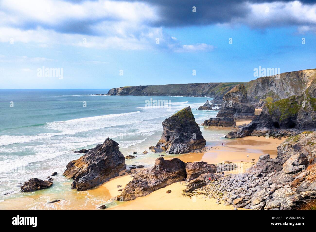 Le littoral dramatique de Cornish à Bedrothan Steps, Cornwall, Angleterre, Royaume-Uni Banque D'Images