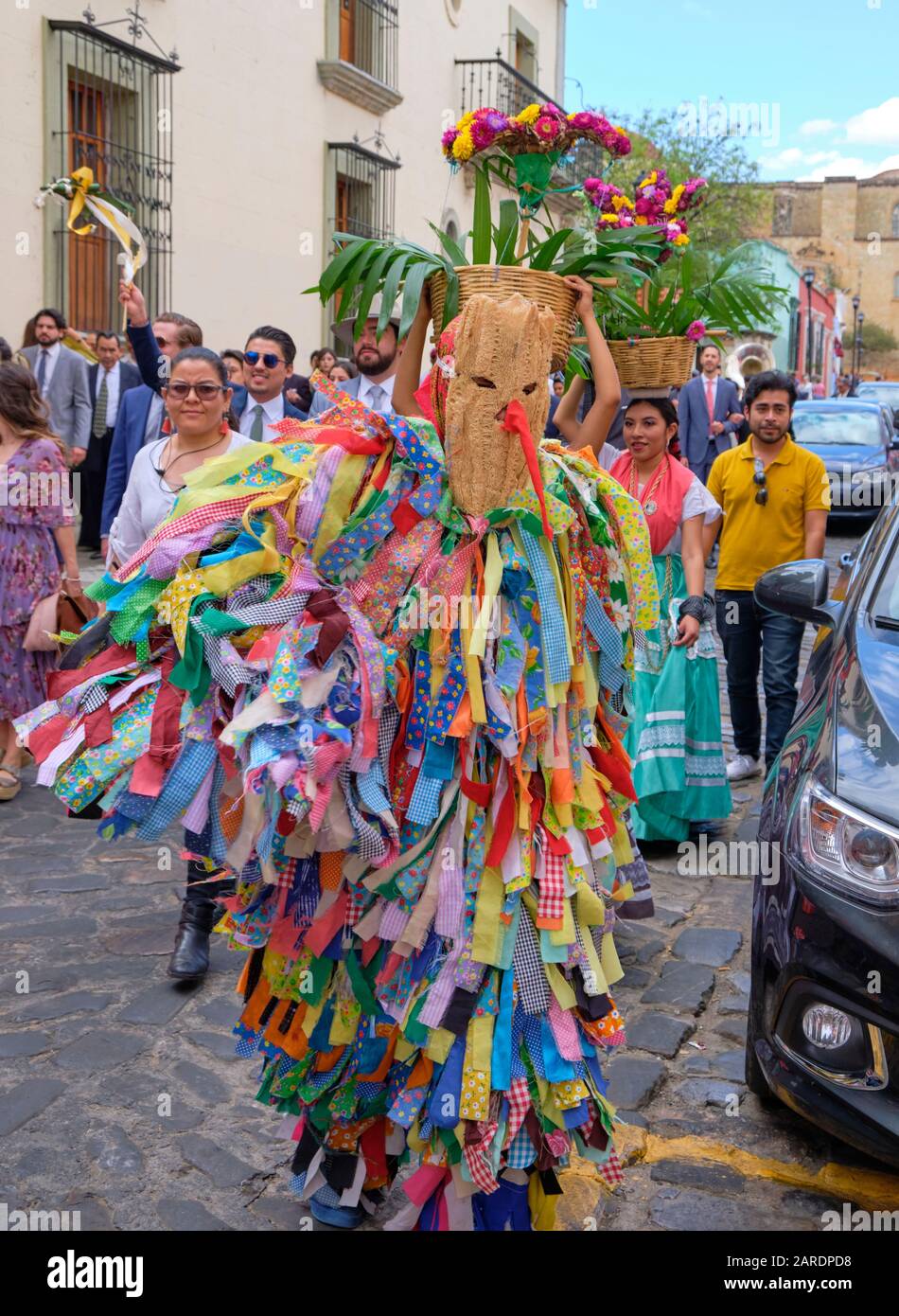 Homme vêtu de tiliche partie de la parade traditionnelle dans les rues d'Oaxaca. Banque D'Images