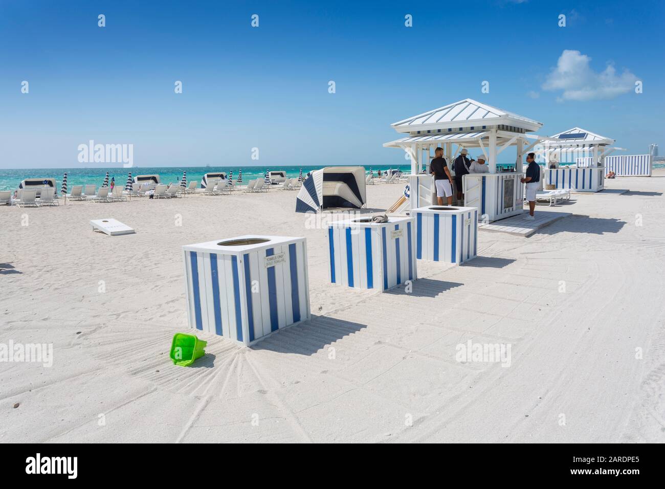 Beach Bar Et Tour De Surveillance De Lifeguard Sur South Beach, Miami Beach, Miami, Floride, États-Unis D'Amérique, Amérique Du Nord Banque D'Images Beach Bar Et Tour De Surveillance De Lifeguard Sur South Beach, Miami Beach, Miami, Floride, États-Unis D'Amérique, Amérique Du Nord Banque D'Images
