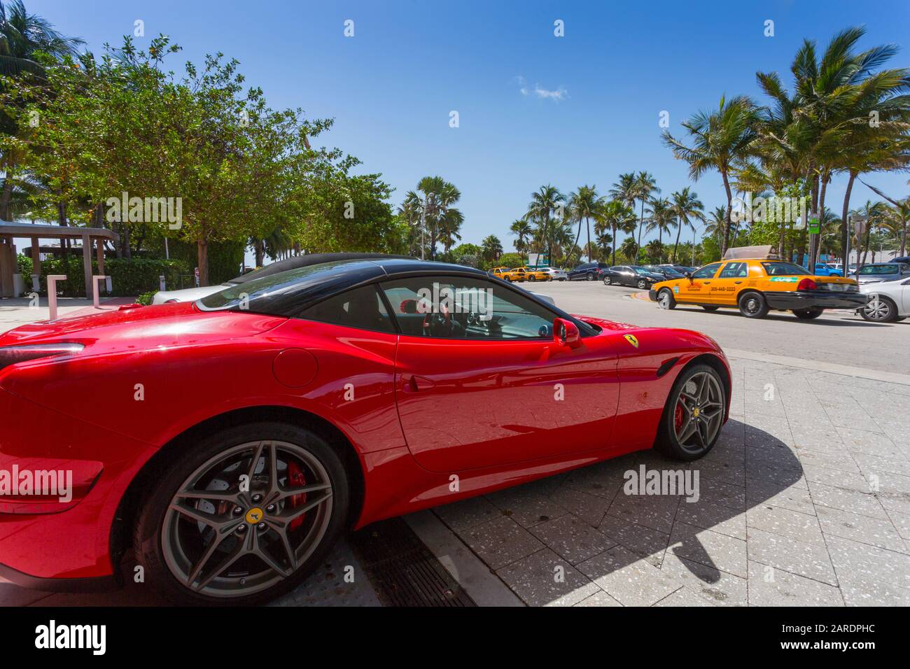 Rouge Ferrari et jaune taxi près de South Beach, Miami Beach, Miami, Floride, États-Unis d'Amérique, Amérique du Nord Banque D'Images Rouge Ferrari et jaune taxi près de South Beach, Miami Beach, Miami, Floride, États-Unis d'Amérique, Amérique du Nord Banque D'Images