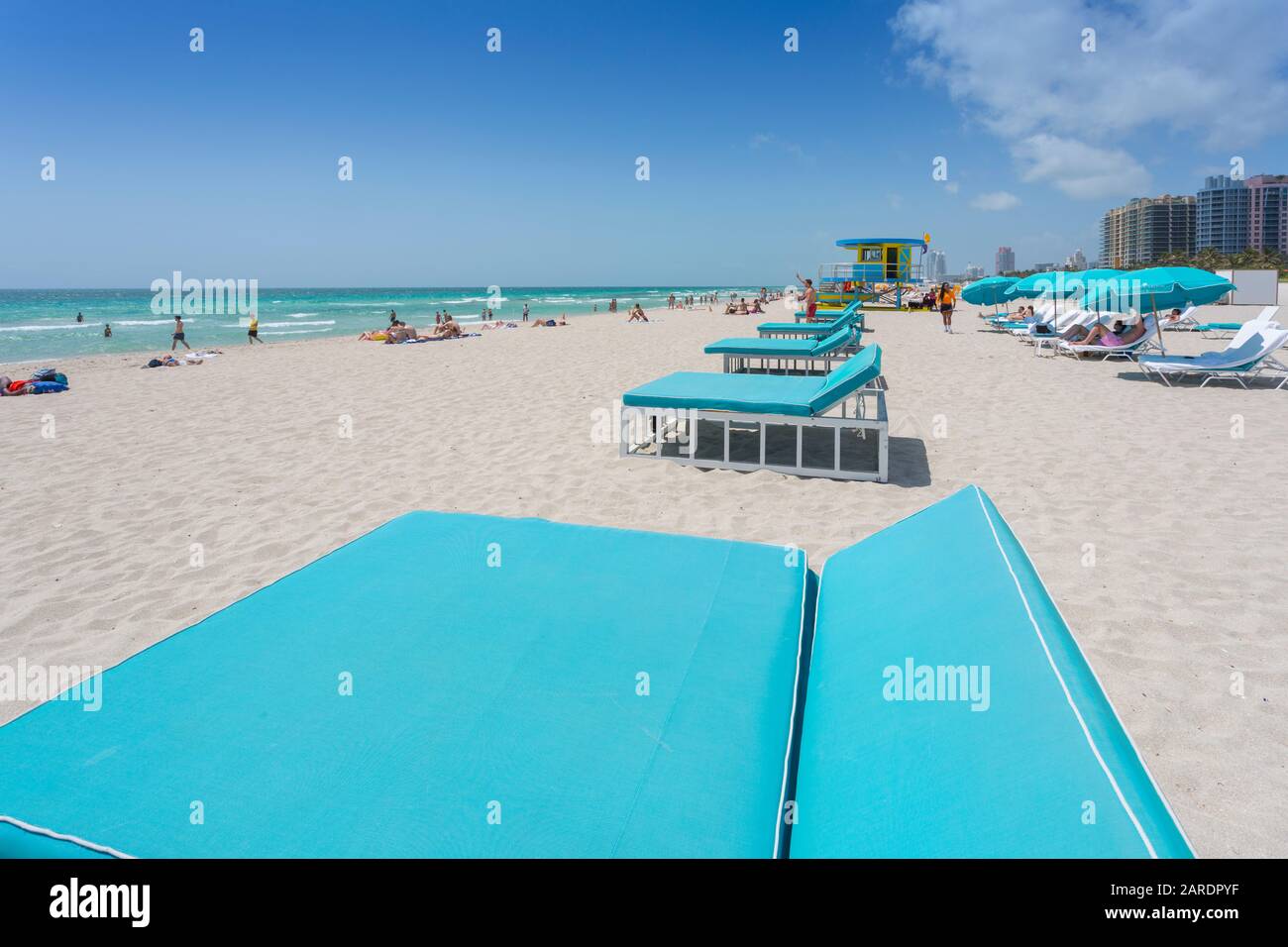 Chaises Longues Et Tour De Surveillance De Lifeguard Sur South Beach, Miami Beach, Miami, Floride, États-Unis D'Amérique, Amérique Du Nord Banque D'Images Chaises Longues Et Tour De Surveillance De Lifeguard Sur South Beach, Miami Beach, Miami, Floride, États-Unis D'Amérique, Amérique Du Nord Banque D'Images