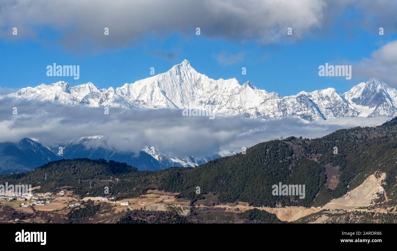 Montagnes enneigées de Meili dans Yunnan, Chine. Banque D'Images