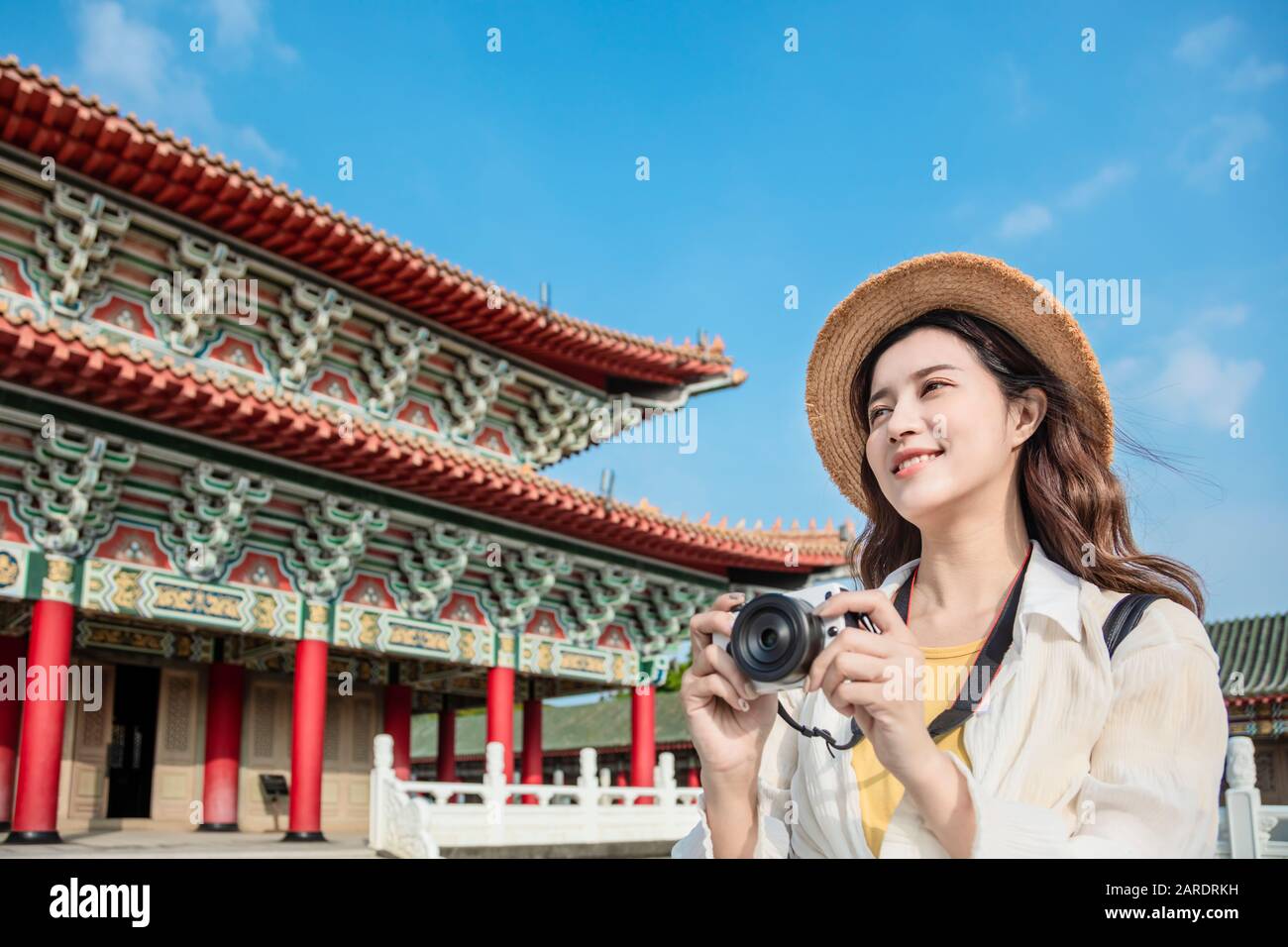 Bonne voyageur asiatique de femmes photographiant des temples en Asie Banque D'Images