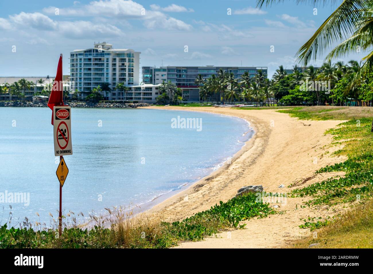 Panneau d'avertissement pour les jingles marins sur la plage de sable du Strand Townsville, North Queensland, Australie Banque D'Images