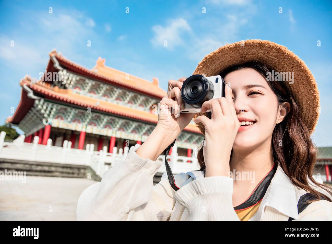 Voyageur féminin asiatique photographiant des temples en Asie Banque D'Images