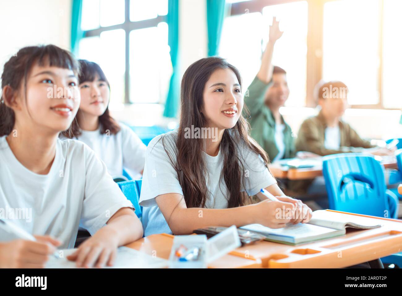 Etude d'étudiants pour adolescents asiatiques avec Classmate en classe Banque D'Images