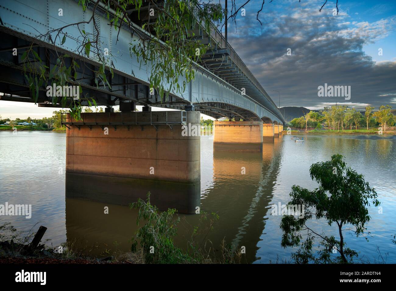 Pont Fitzroy en face de la rivière Fitzroy à Rockhampton, dans le centre du Queensland Banque D'Images