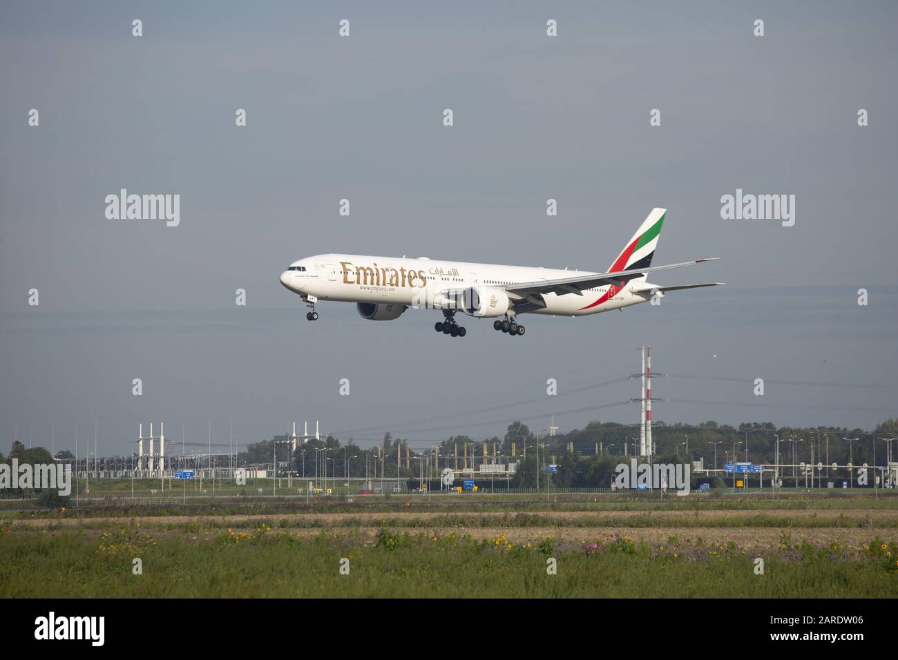 Amsterdam, Pays-Bas. 26 janvier 2020. Emirates, Boeing 777-300 ER avion commercial atterrit à l'aéroport Amsterdam Schiphol AMS aux Pays-Bas. La compagnie aérienne basée à Dubaï, eau B777, est un avion de large gamme à large corps avec immatriculation A6-EBM et 2 grands moteurs à réaction GE90. Crédit: Nik Oiko/Sopa Images/Zuma Wire/Alay Live News Banque D'Images