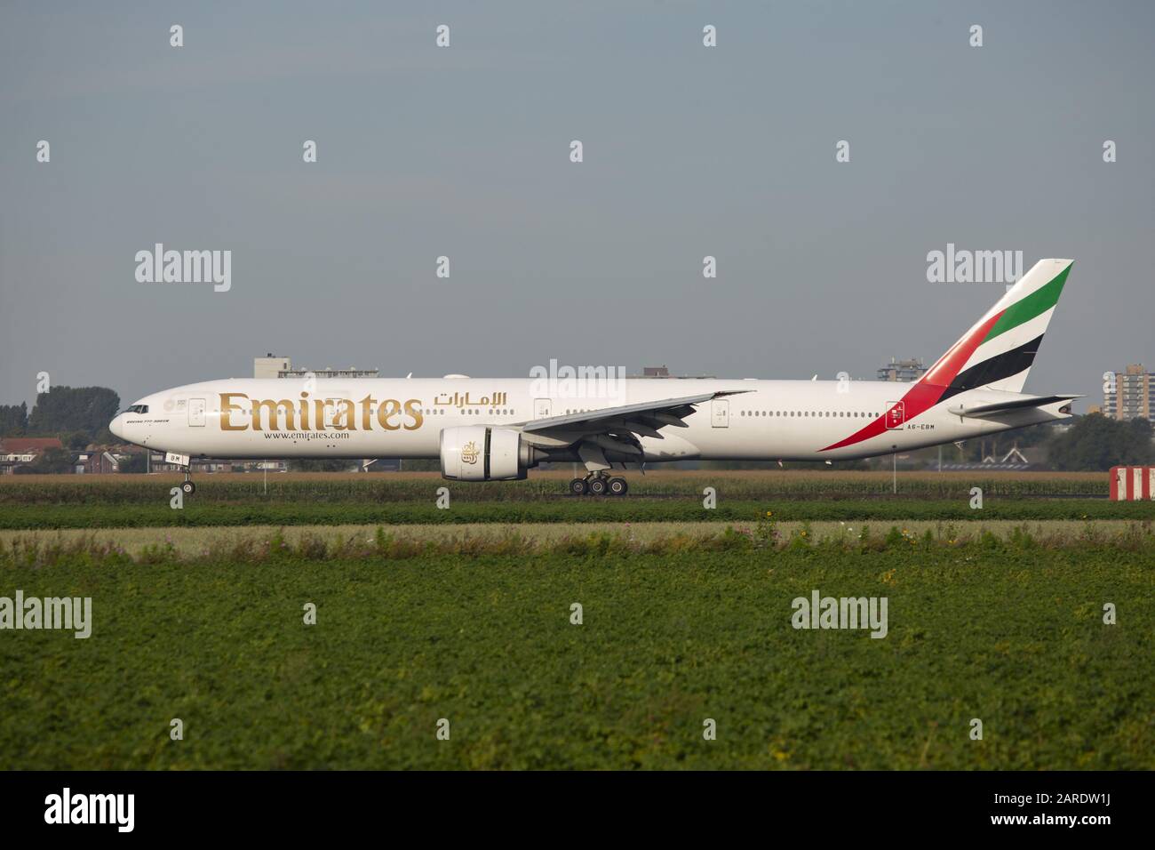 Amsterdam, Pays-Bas. 26 janvier 2020. Emirates, Boeing 777-300 ER avion commercial atterrit à l'aéroport Amsterdam Schiphol AMS aux Pays-Bas. La compagnie aérienne basée à Dubaï, eau B777, est un avion de large gamme à large corps avec immatriculation A6-EBM et 2 grands moteurs à réaction GE90. Crédit: Nik Oiko/Sopa Images/Zuma Wire/Alay Live News Banque D'Images