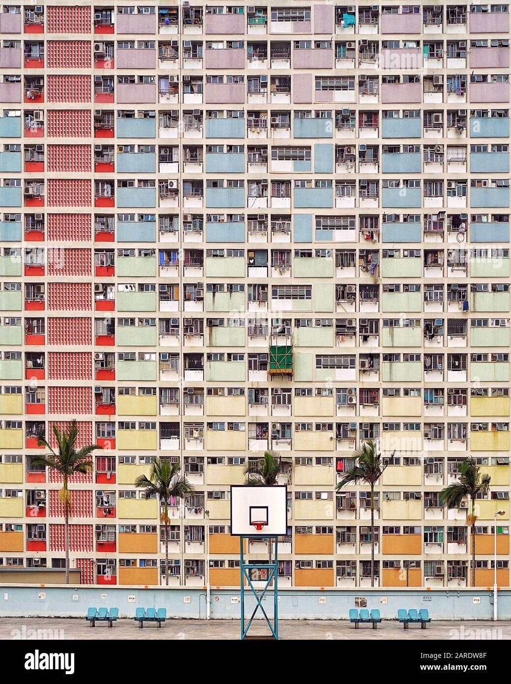 Façade pastel minimale de Hong Kong du domaine Choi Hung, sièges et terrain de basket-ball Banque D'Images
