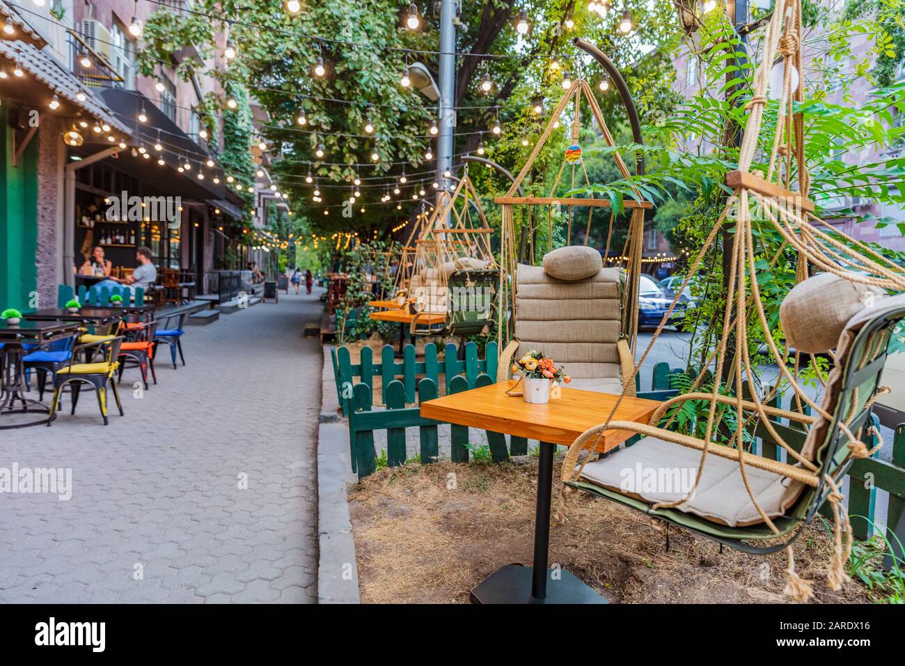Erevan , Arménie - 16 août 2019 : café restaurant de la rue Martiros Saryan site touristique de la capitale d'Erevan en Arménie Banque D'Images