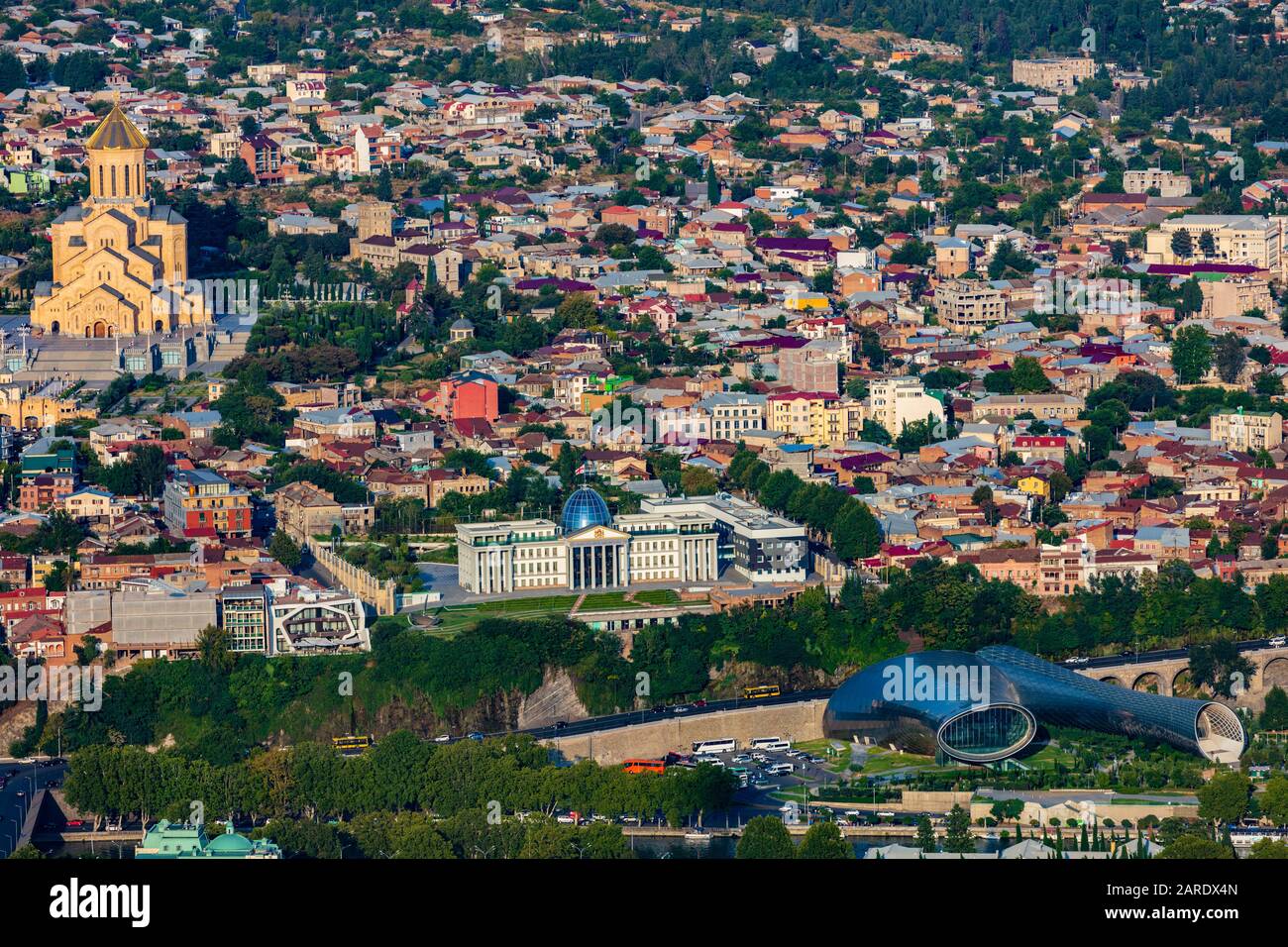 Panorama urbain du centre-ville de Tbilissi avec la cathédrale Sainte-Trinité capitale de la Géorgie Europe orientale Banque D'Images