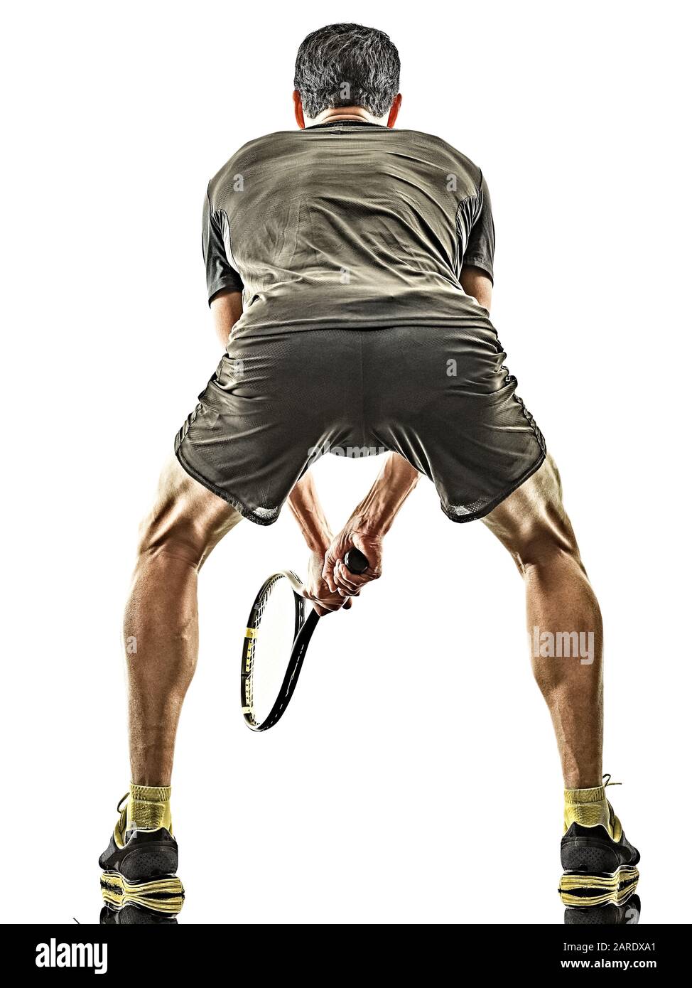 un joueur de tennis caucasien mature homme arrière vue en studio isolé sur fond blanc Banque D'Images
