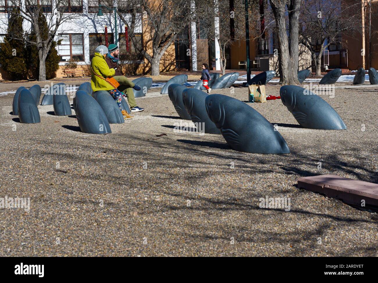 Un couple avec un jeune enfant bénéficie d'une installation d'art public en plein air à Santa Fe, au Nouveau-Mexique. Banque D'Images