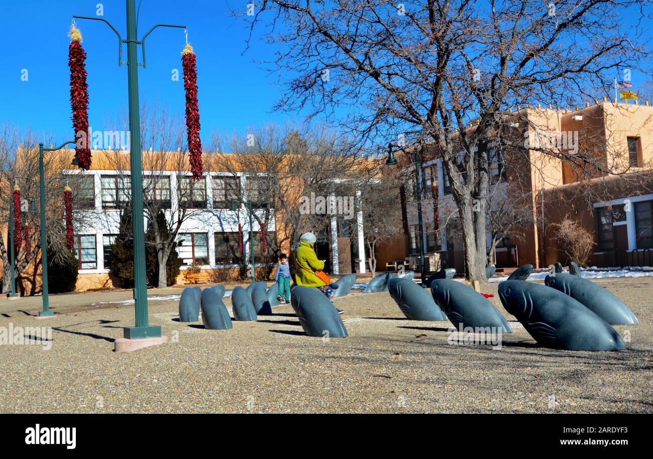 Un couple avec un jeune enfant bénéficie d'une installation d'art public en plein air à Santa Fe, au Nouveau-Mexique. Banque D'Images